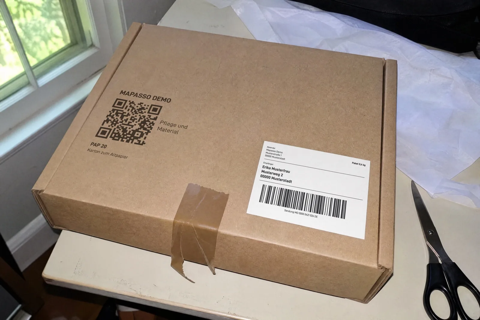 KI-generiertes Bild: Versandkarton von „Mapasso Demo“ mit QR-Code und dem Text „Pflege und Material“, der Kennung „PAP 20“, dem Hinweis „Karton zum Altpapier“ und einem Versandetikett